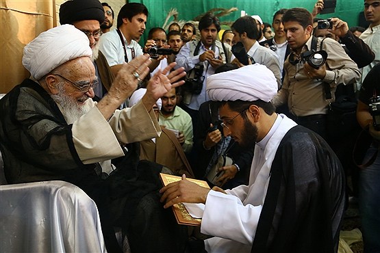 عمامه گذاری توسط آیت العظمی صافی گلپایگانی