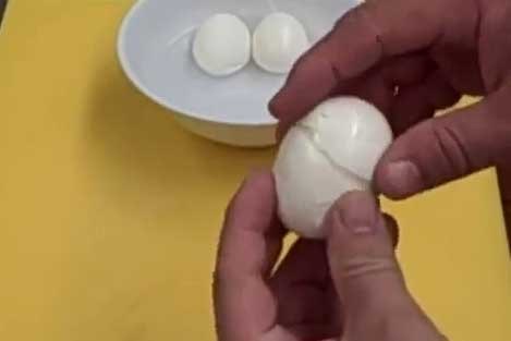 روش تمیز پوست کندن تخم مرغ پخته