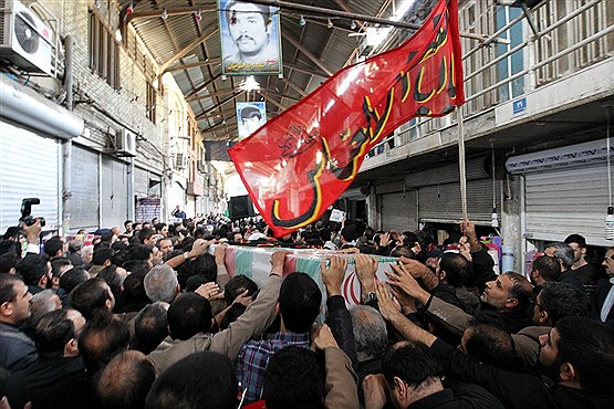 تشییع پیکر سه شهید گمنام در بازار تهران