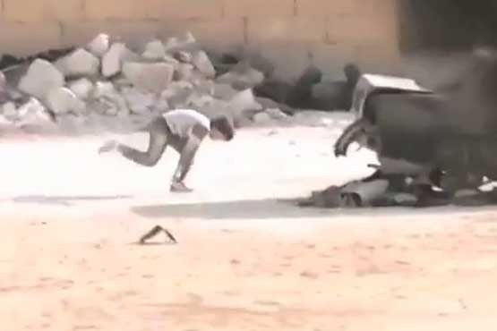 پسربچه ای که تک تیرانداز داعش را شکست داد + فیلم