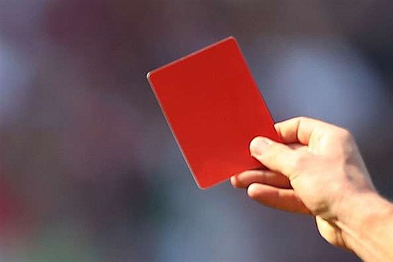 بازیکنی که به داور، کارت قرمز نشان داد!