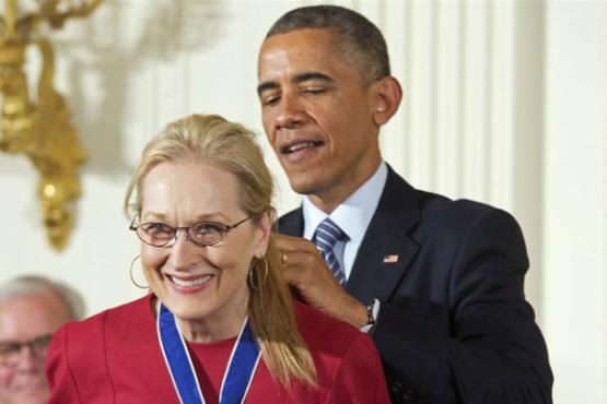 اوباما مدال آزادی را به گردن «مریل‌استریپ» انداخت/ تصاویر