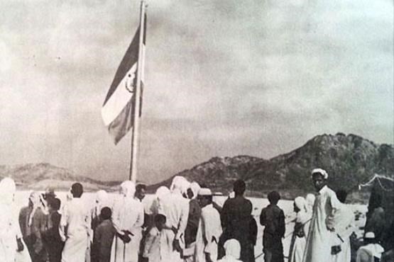 اهتزاز پرچم ایران در جزیره ابوموسی - نهم آذر 1350 / عکس