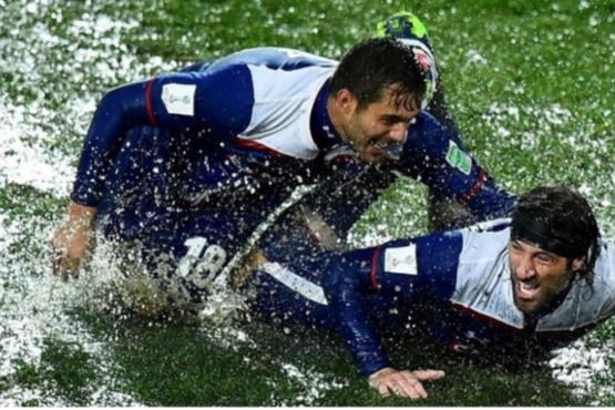 یک فوتبال هیجان انگیز زیر باران شدید+[مجموعه عکس]