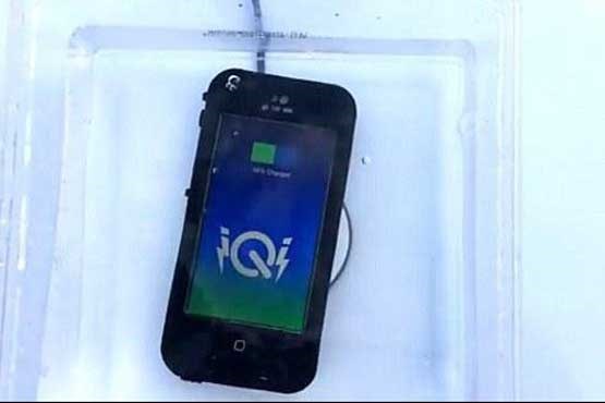 تلفن همراه را زیر آب شارژ کنید + عکس