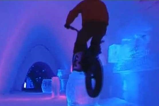 هنرنمایی قهرمان موتورسواری در تونل یخ