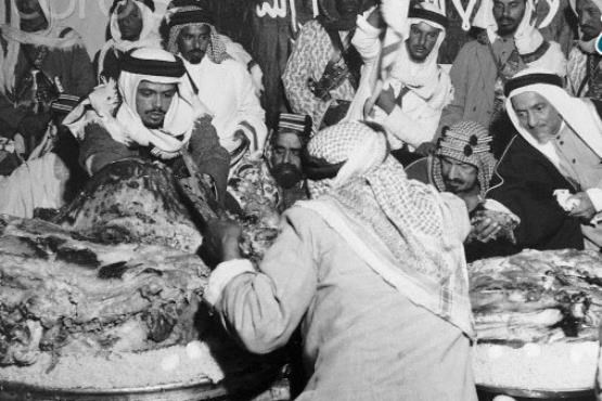 پادشاه عربستان در حال خوردن یک شتر/ عکس