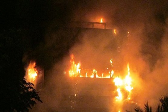 آتش سوزی گسترده در انبارهای بازار مبل یافت آباد