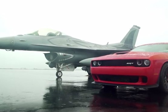 درگ دوج چلنجر Hellcat با هواپیما F16 + فیلم + عکس