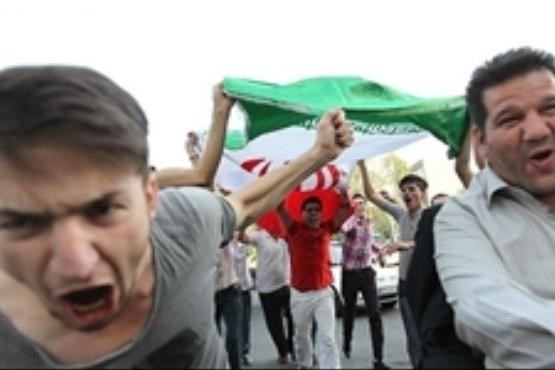 پیاده‌روی تماشاگران ایرانی برای تشویق تیم ملی