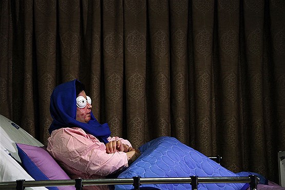 گزارش تصویری بازدید وزیر بهداشت از یک قربانی اسید پاشی