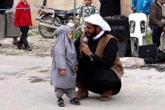 داعش کودک 4 ساله را بخاطر تماشای باب اسفنجی مجبور به توبه کرد + عکس