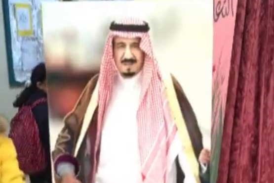 فیلم بیعت دانش آموزان با عکس پادشاه جدید عربستان