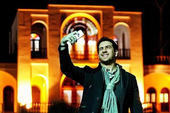 سلفی خواننده معروف با تماشاگران در حین اجرا/تصاویر