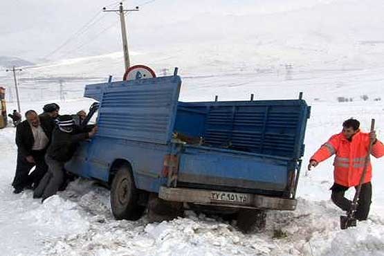 بارش برف راه ارتباطی 50 روستا در بستان آباد را بست