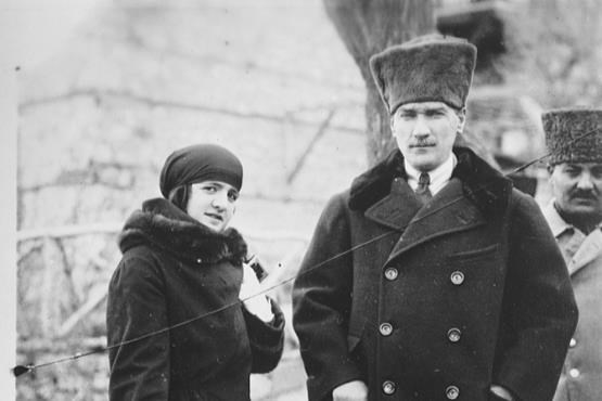 آتاتورک و همسر محجبه‌اش