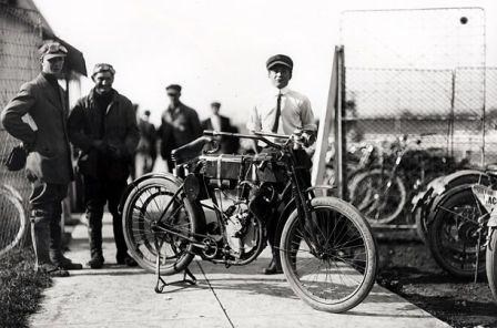 اولین کارخانه موتورسیکلت جهان / عکس