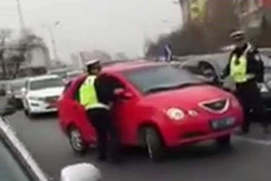 جدال ماموران پلیس با یک راننده