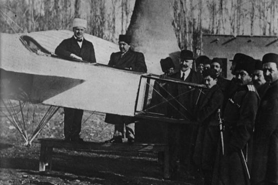 احمدشاه و اولین هواپیما در ایران/  عکس