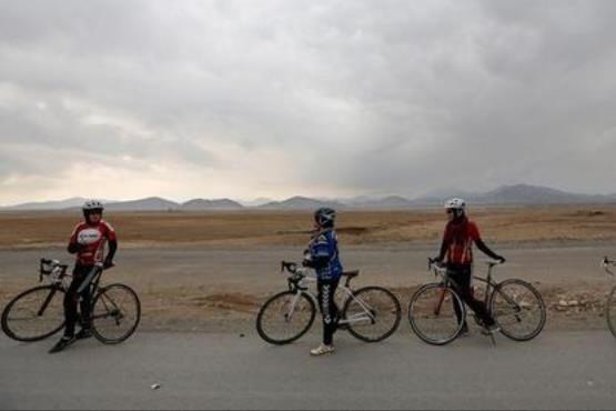 دشنام به دختران دوچرخه‌ سوار افغان +[مجموعه عکس]