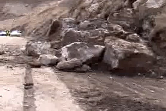 سقوط سنگ ۳۰ تنی در جاده هراز