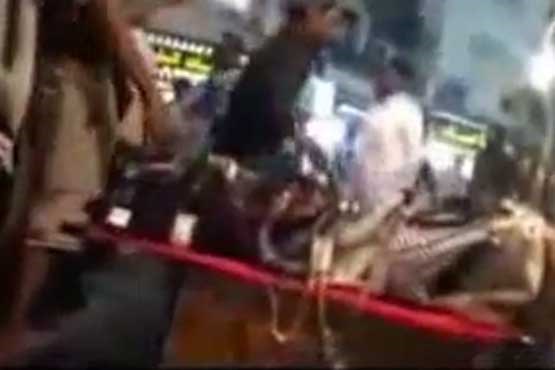 زن سعودی وسط بازار از مرد غریبه سیلی خورد + فیلم
