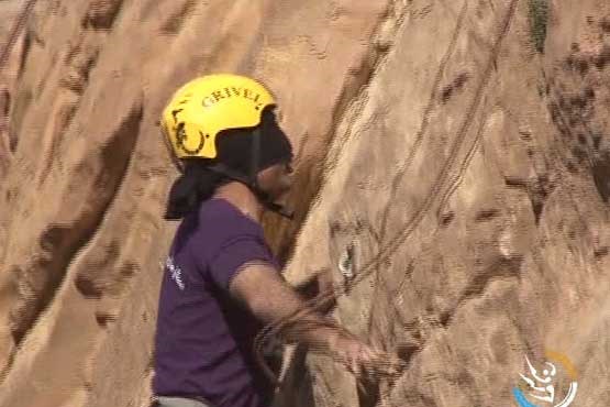 صعود ورزشکار تبریزی با چشمان بسته از صخره 25 متری
