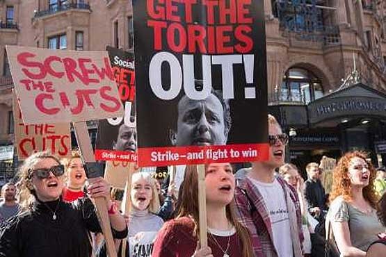 تظاهرات گسترده علیه محافظه کاران در لندن + عکس