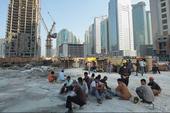 کارگران نپالی در قطر محبوس شده اند + عکس