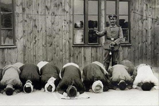 نماز اسرای مسلمان جنگ جهانی دوم/ عکس