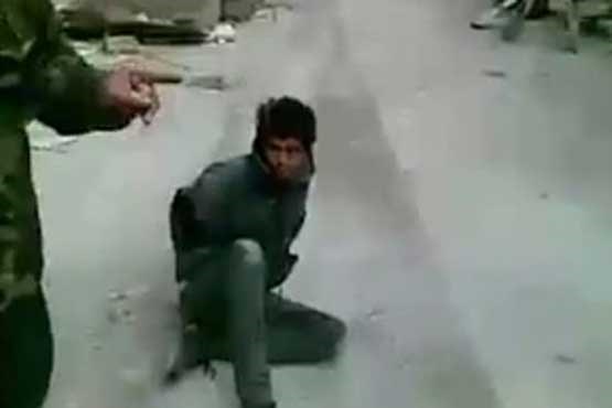شکنجه اسیر با سرنیزه به دست ابو سیاف + فیلم