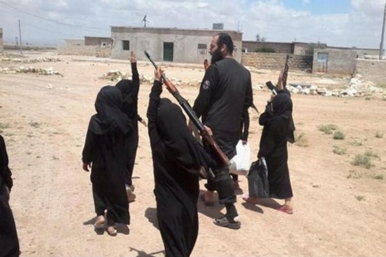 دختربچه‌‌های داعش آموزش نظامی می ببینند + عکس