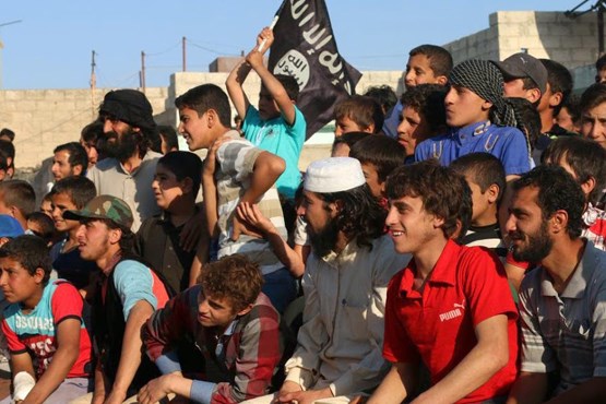 داعش چگونه کودکان را جذب می کند؟ + عکس