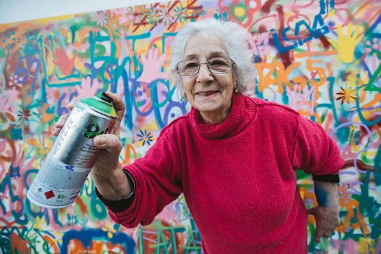 نقاشی مادربزرگ‌ها روی دیوارهای شهر + عکس