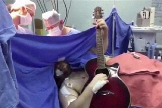 مردی که در حین جراحی مغزش گیتار نواخت/عکس