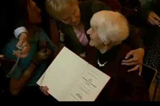 پیرزن 102 ساله مدرک دکتری گرفت
