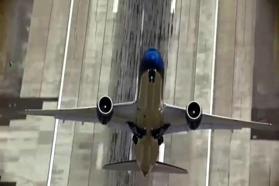 تیک‌آف عمودی هواپیمای بوئینگ 787 + فیلم