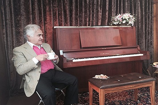 انوشیروان روحانی در کنار خواننده قدیمی گیلان/عکس