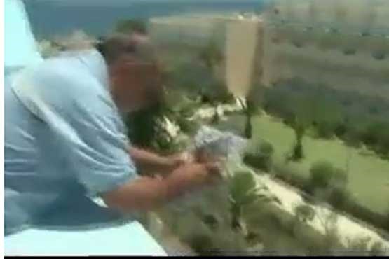 کارگر تونسی تروریست مسلح را با آجر متوقف کرد + فیلم