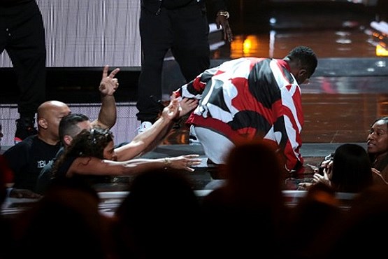 سقوط یک خواننده موسیقی در حین اجرا/عکس