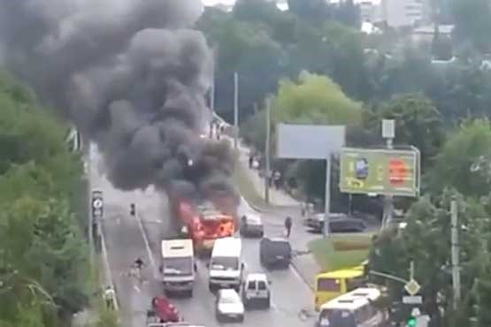 حرکت اتوبوس شعله ور در خیابان