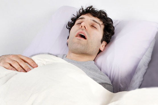 ریختن آب دهان بر بالش و تعریق بیش از حد در خواب نشانه چیست؟
