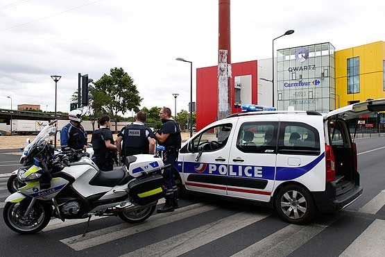 گروگان گرفتن 18 زن در فروشگاهی در پاریس