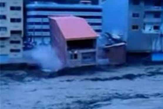 فیلم لحظه ریزش خانه های مسکونی در سواد کوه