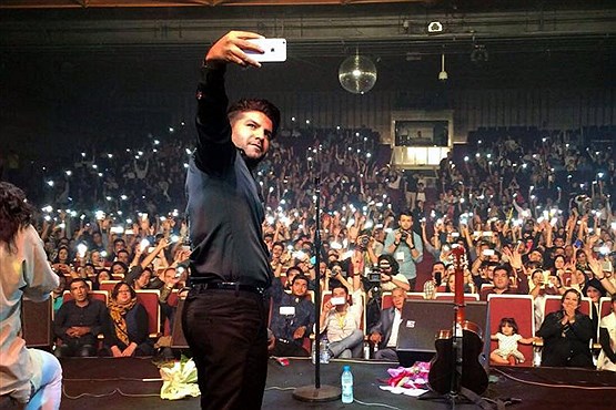 غوغای سلفی موبایل ها در کنسرت خواننده ایرانی+عکس