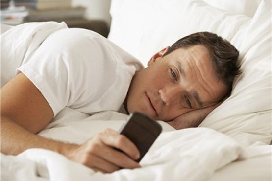۶۰ درصد مردم با موبایل می‌خوابند!
