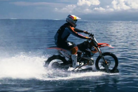 موج سواری با موتور سیکلت +فیلم
