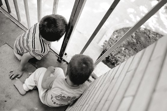 شیشه عمر کودکان در دست والدین خمار