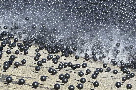 توپ های سیاه رنگ ، راه حلی برای بحران آب در کالیفرنیا + عکس