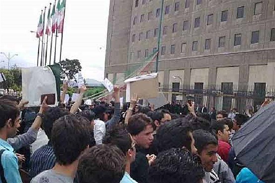 تجمع هسته‌ای جمعی از دانشجویان بسیجی تهران مقابل مجلس